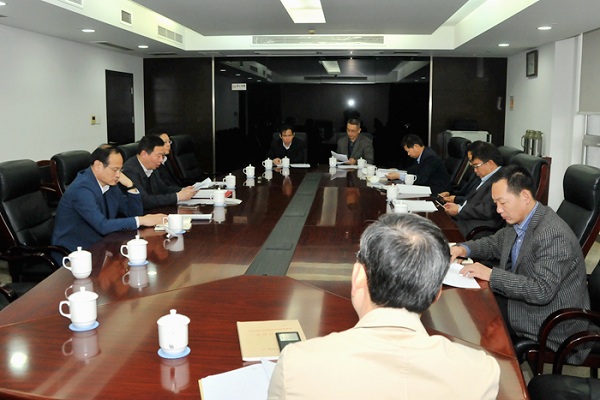 省住房城鄉(xiāng)建設(shè)廳黨組書記顧小平主持召開廳黨組會議，專題學(xué)習(xí)黨的十八屆六中全會精神